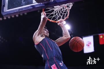 开云体育app-广东队鏖战深圳队，易建联扛起全队