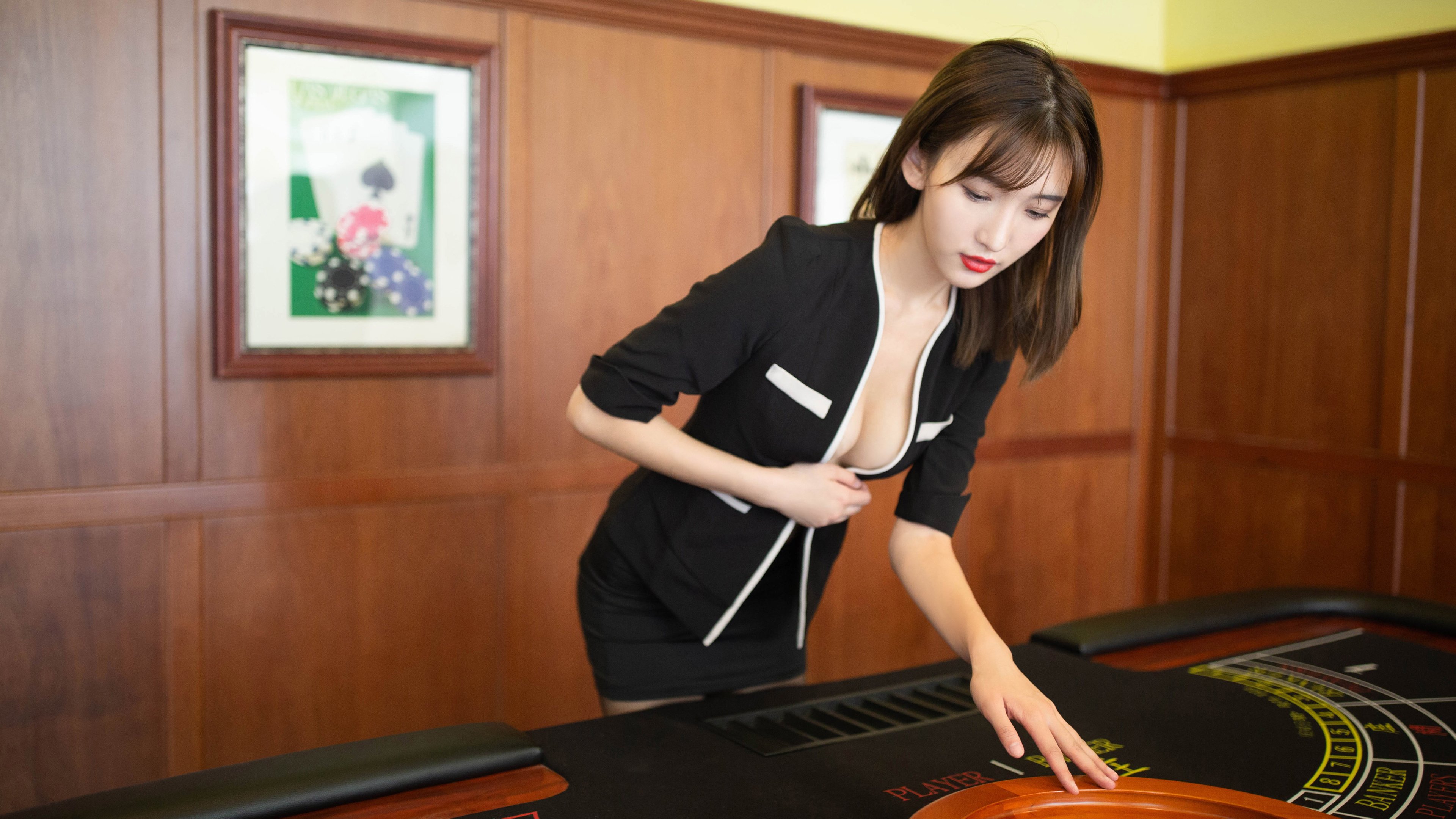 开云体育在线-惊天逆转！平民黑马掀翻英超霸主，奥斯梅恩两记重拳击碎曼城王朝梦