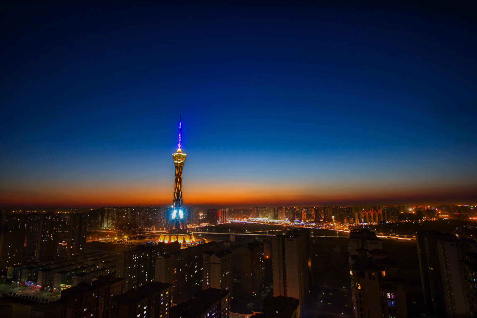 开云体育官方网站-莱万关键先生闪耀,尤文图斯强势打穿卡塔尔防线